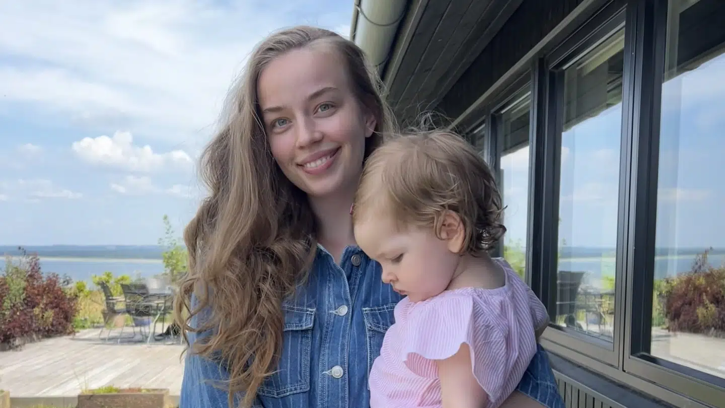 Naja bruger meget af det, hun har lært som pædagog i sit eget moderskab.