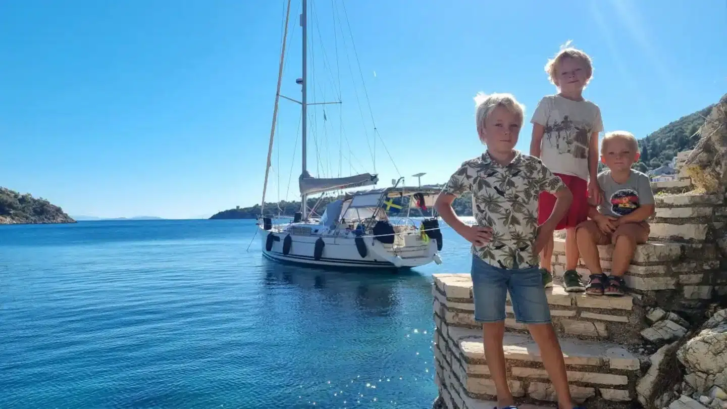 Solen skinner over de tre brødre.