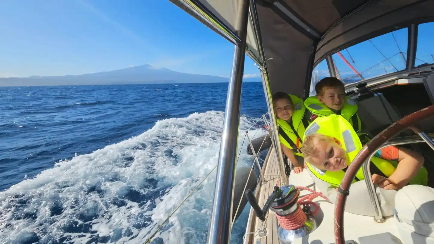 Redningsvestene er på.