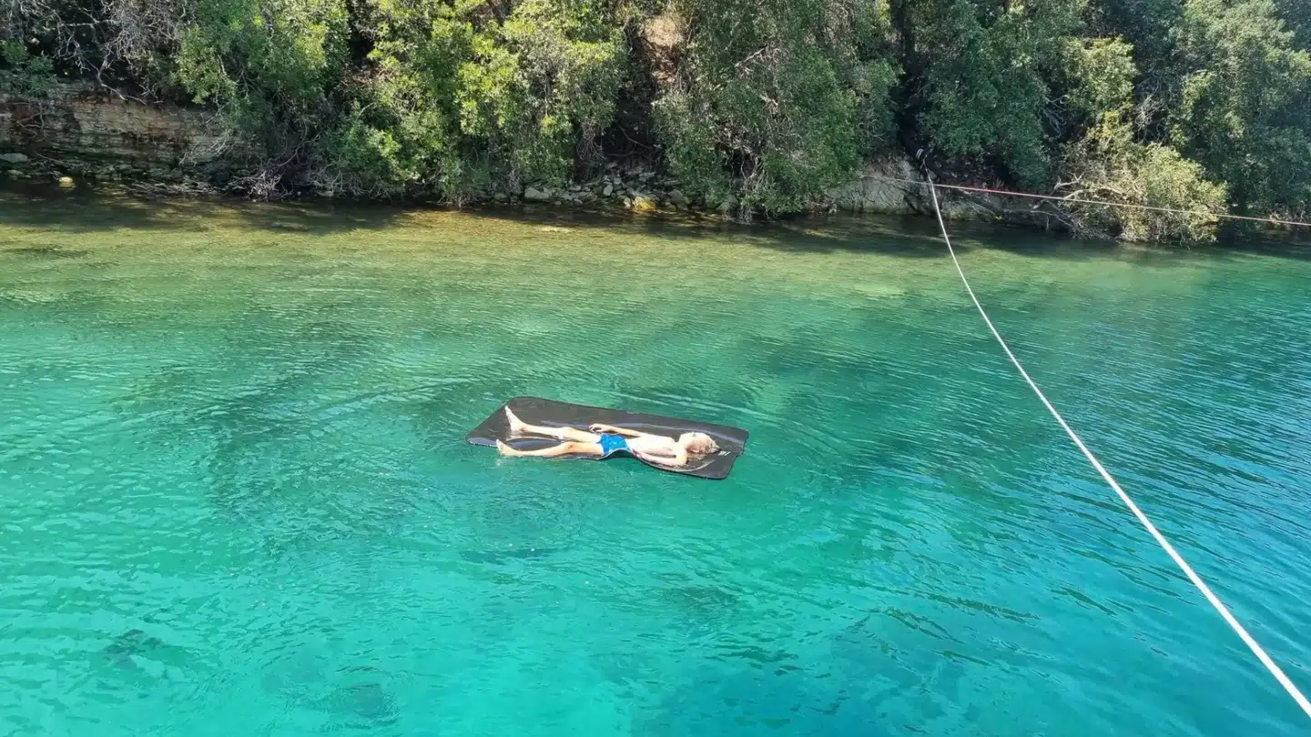 En madras kan hurtigt blive til en tømmerflåde og haven til en legeplads.