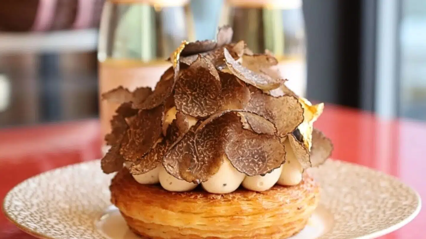 Her ses den fastelavnsbolle, som Hotel d'Angleterre nu sælger for 495 kroner.