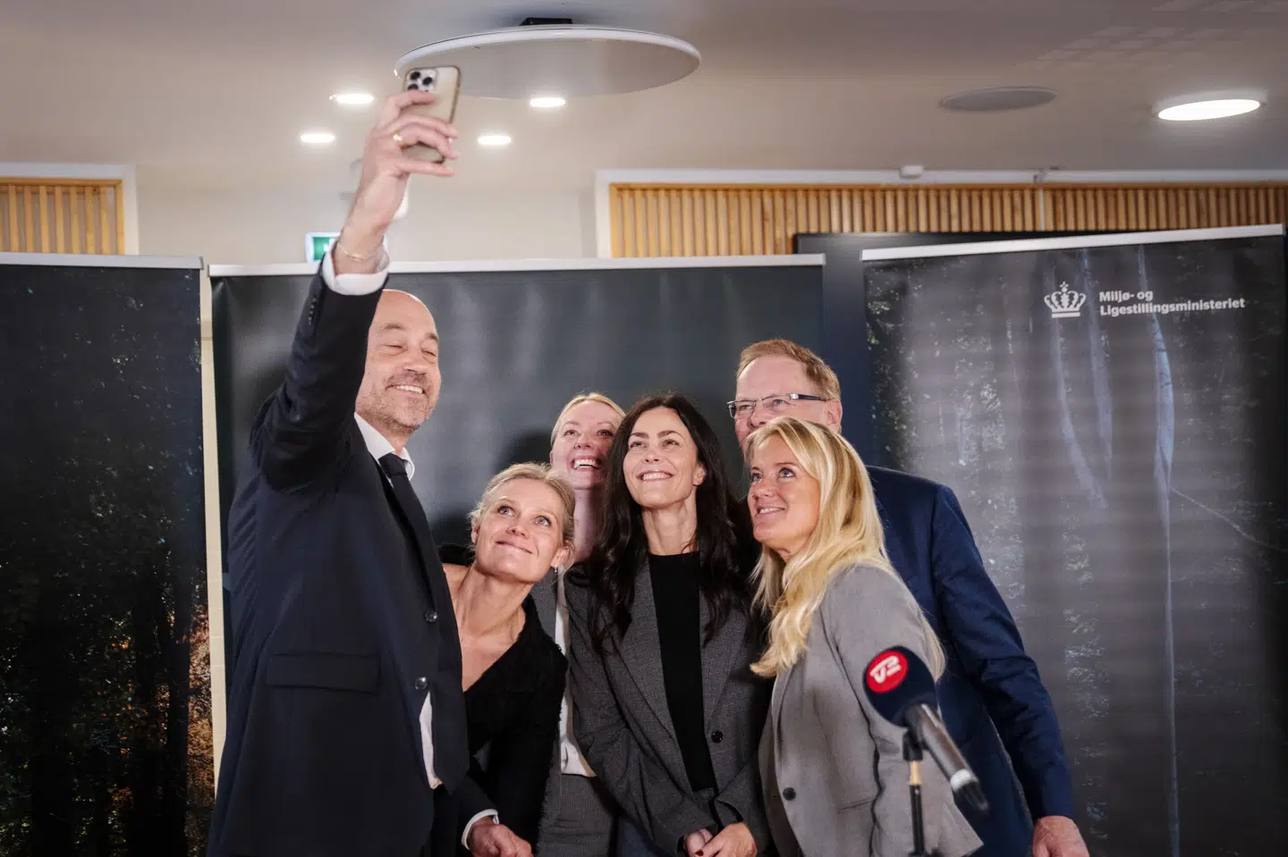 Miljøminister Magnus Heunicke (S), der også er ligestillingsminister, tog en selfie med en række ordførere fra andre partier, da en bred aftale om kystsikring blev landet sidste år. (Arkivfoto).