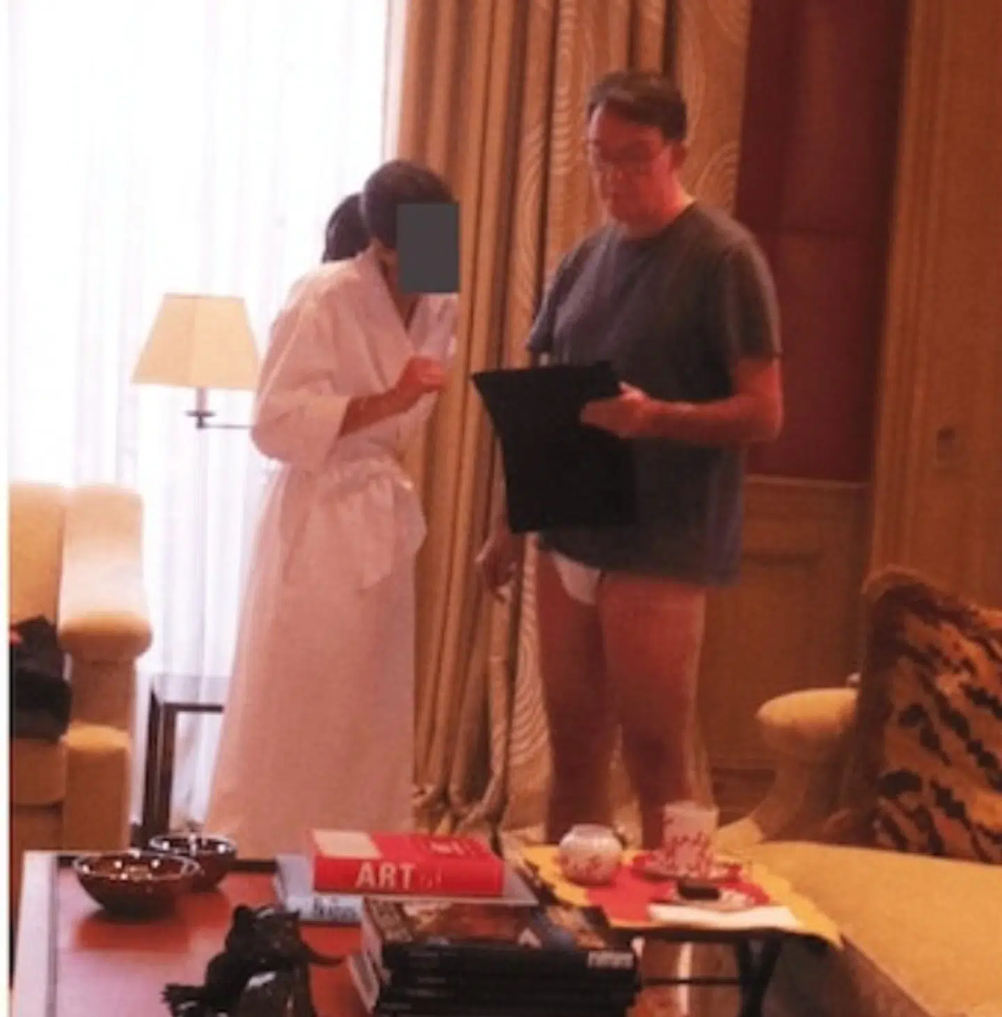 I Epstein-filerne ses Lord Mandelson med en kvinde, hvis ansigt er censureret.