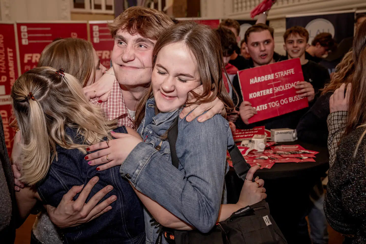 Glade medlemmer af Danmarks Socialdemokratiske Ungdom fejrer valgsejren.