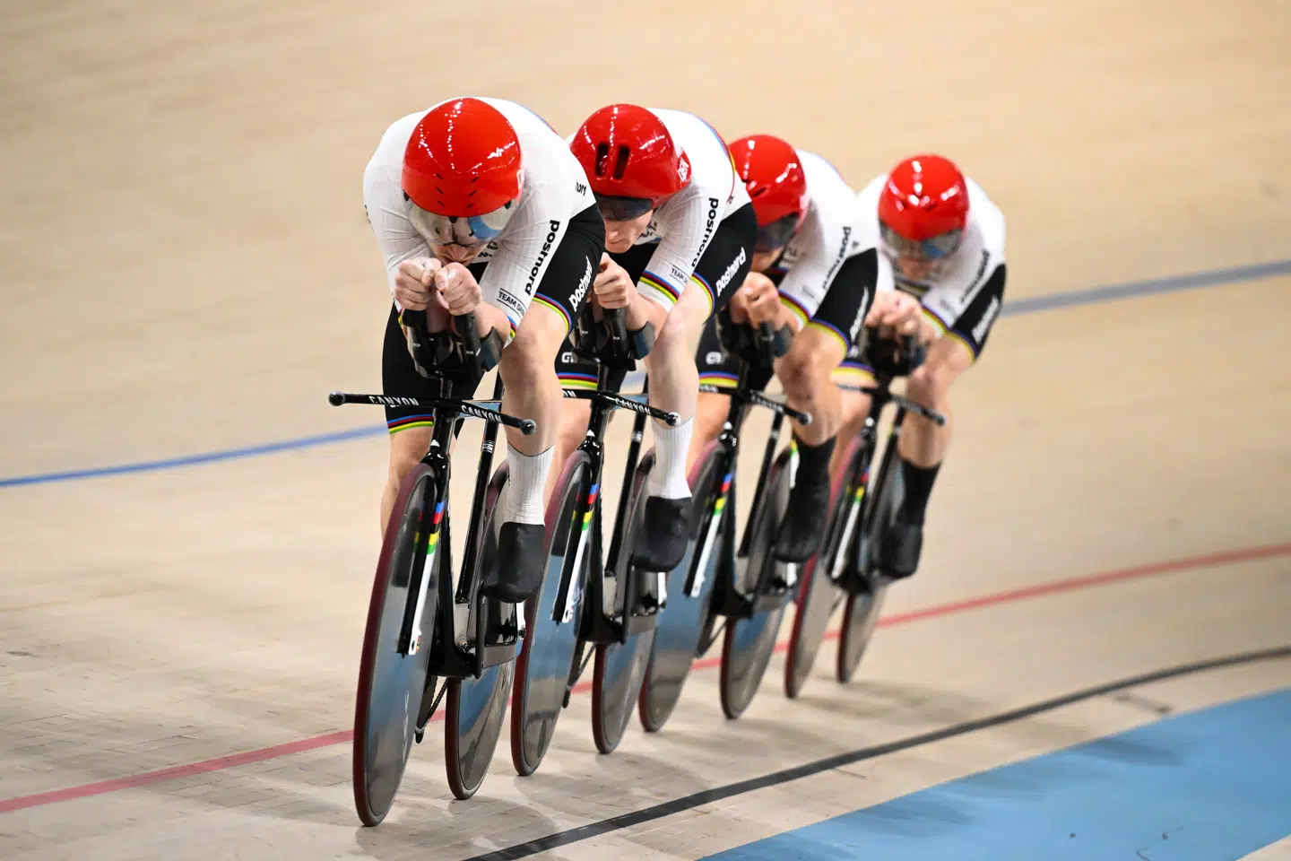 De danske baneryttere i 4000 meter holdforfølgelsesløb satte mandag verdensrekord og er klar til finalen ved EM. Kvartetten bestod af Lasse Norman Leth, Frederik Rodenberg, Rasmus Lund og Tobias Aagaard.