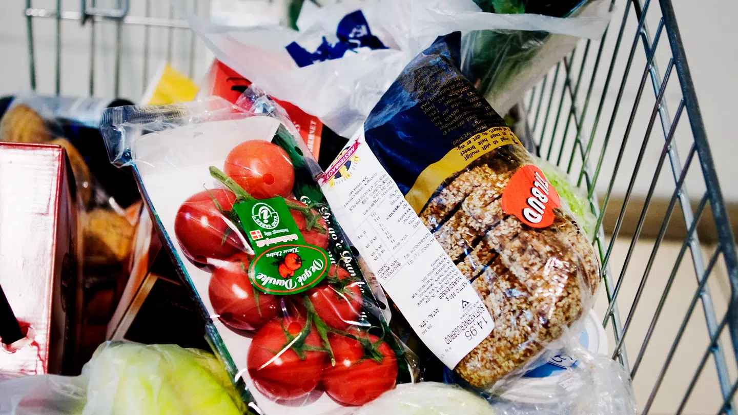 Det er først og fremmest politikernes skyld, at vi har meget højere fødevarepriser i Danmark end i vores nabolande. I det hele taget har politikerne ansvaret for mange af de problemer, danskerne bokser med. Hvis bare politikerne vil blande sig mindre i markedet, så ville meget være bedre. Det mener B.T.s debatredaktør, Joachim B. Olsen.