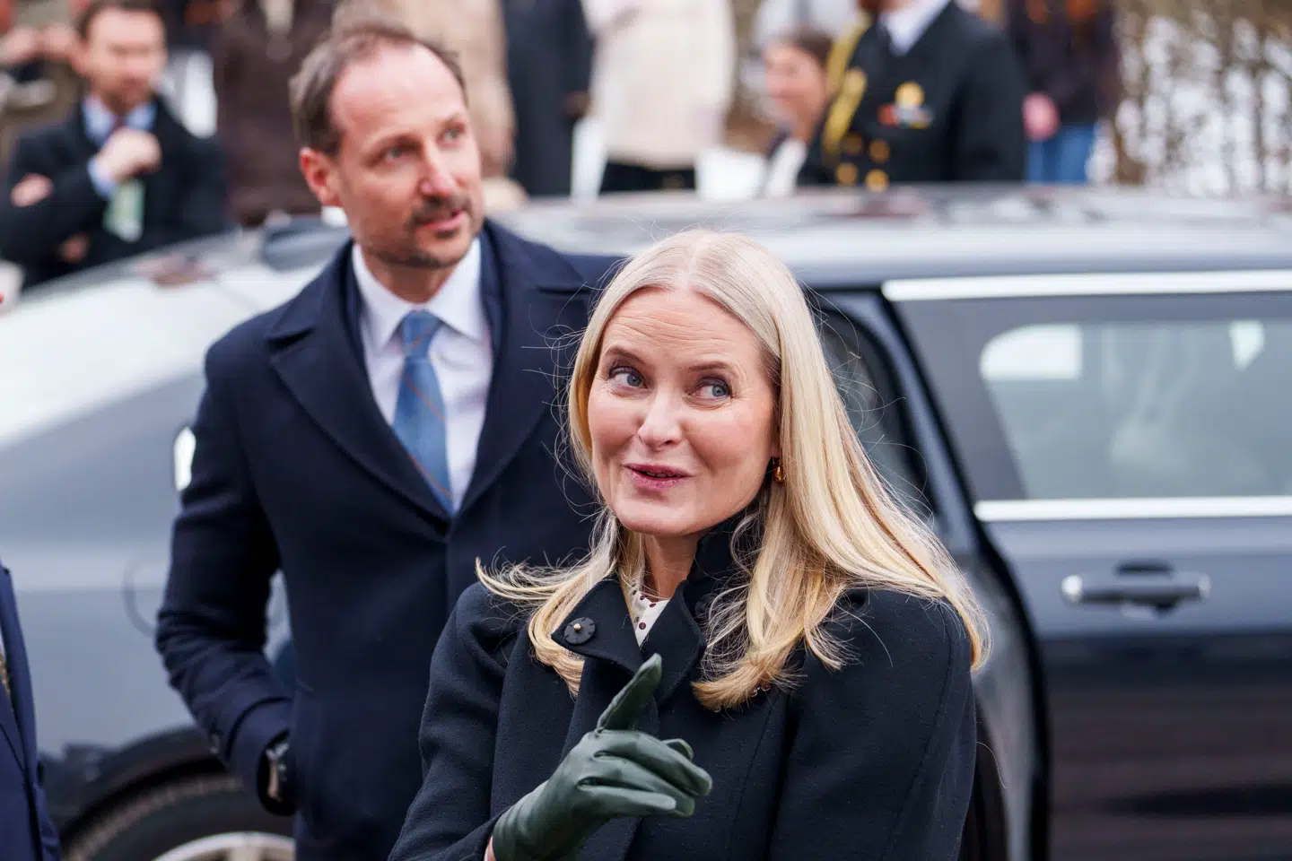 Nordmændene ved ikke helt, hvad de skal tro om kronprinsesse Mette-Marit. Hun mødtes med og udvekslede et stort antal nærmest kælne beskeder med Jeffrey Epstein. Spørgsmålet er, hvad hende mand, kronprins Haakon, vidste.