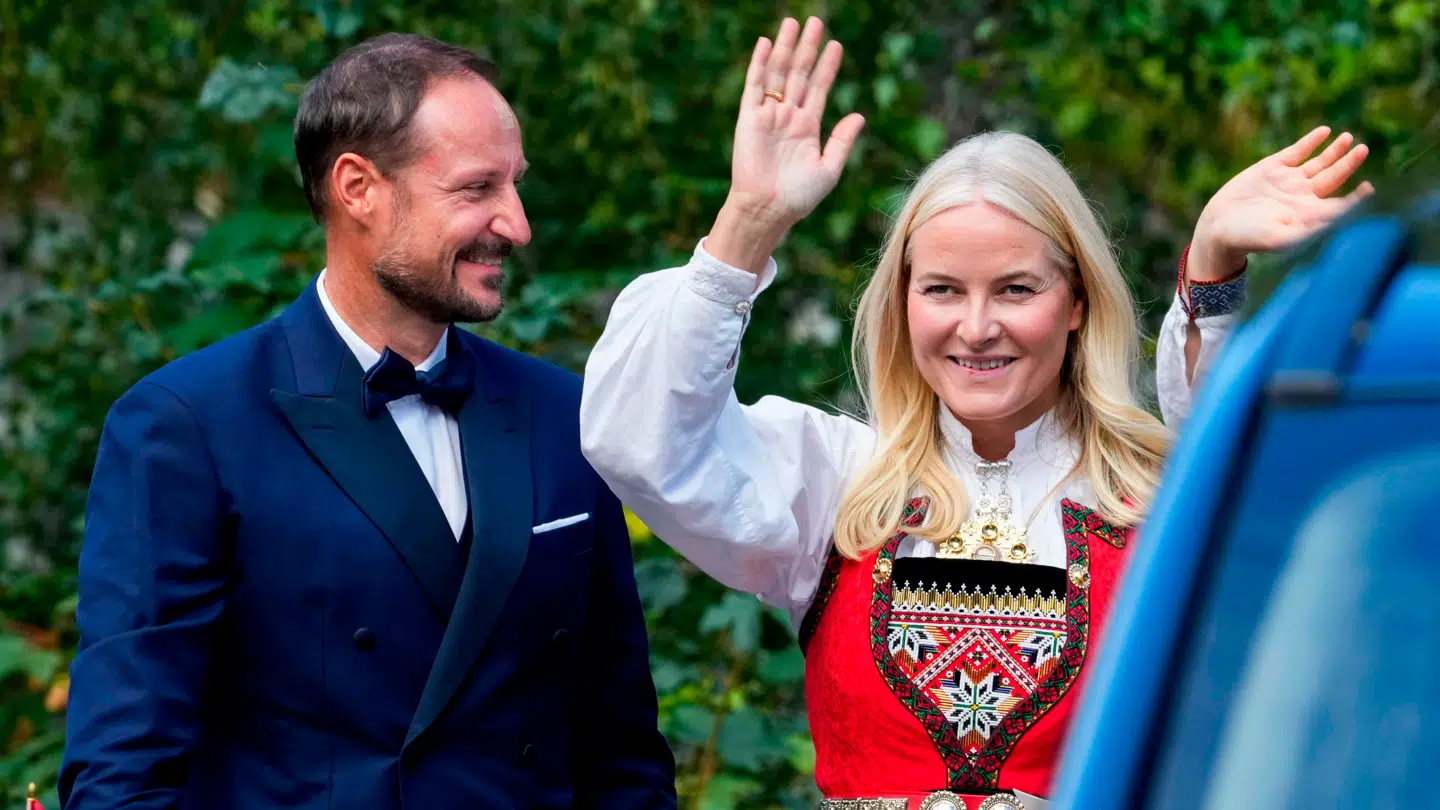 Det norske kronprinsepar fotograferet med prinsesse Märtha Louises bryllup med Durek Verrett i sommeren 2024.