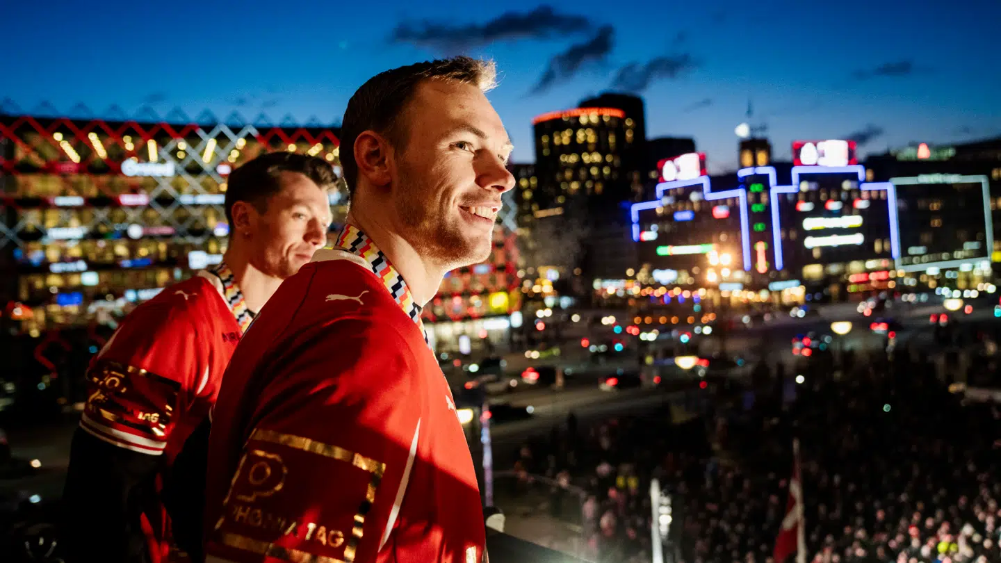 Emil Jakobsen og Mathias Gidsel var selvfølgelig forbi balkonen til at løfte trofæet foran fans.