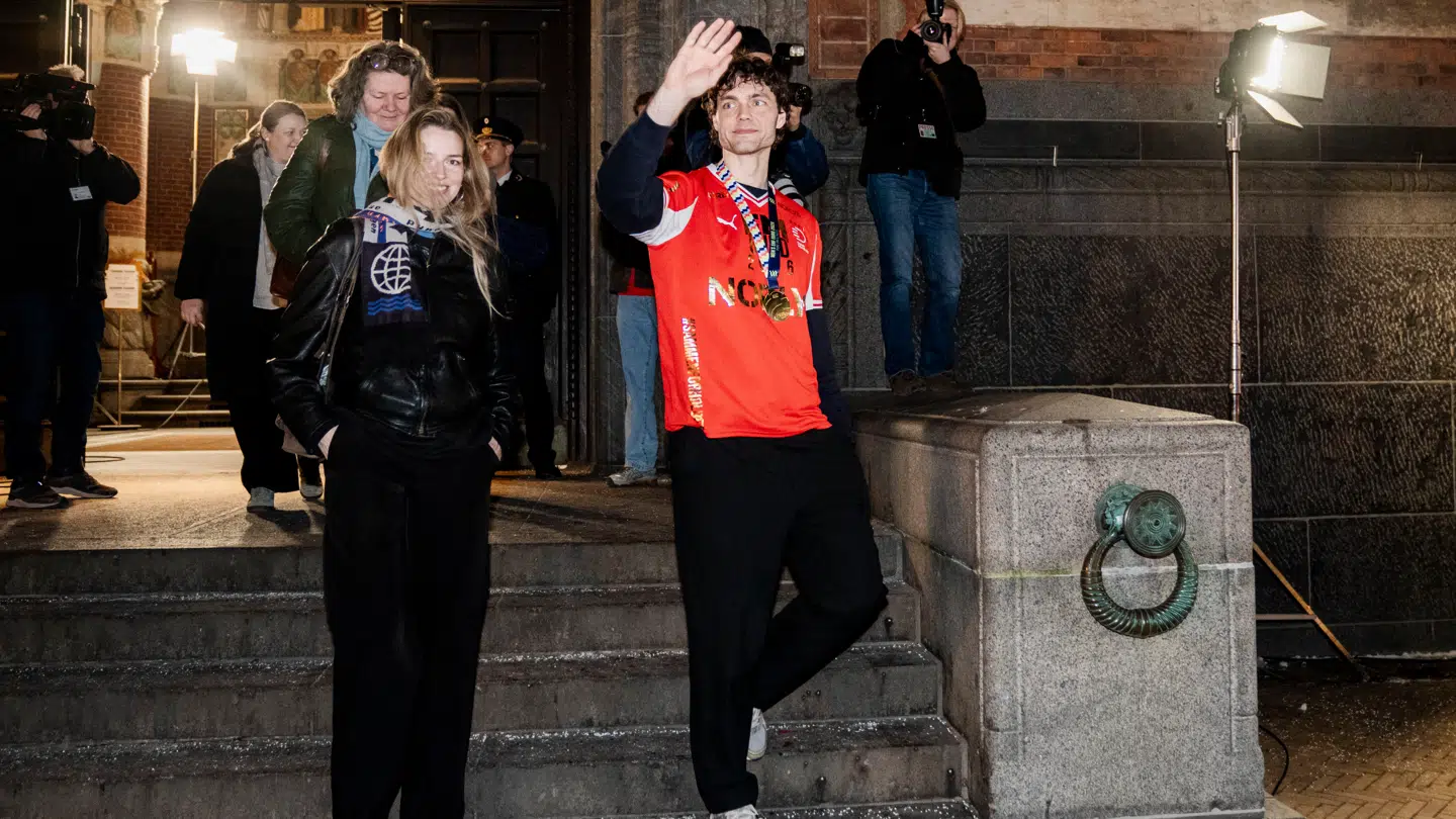 Niclas Kirkeløkke havde sin kæreste, Marie Hobitz, med til guldfejring på Københavns Rådhus.