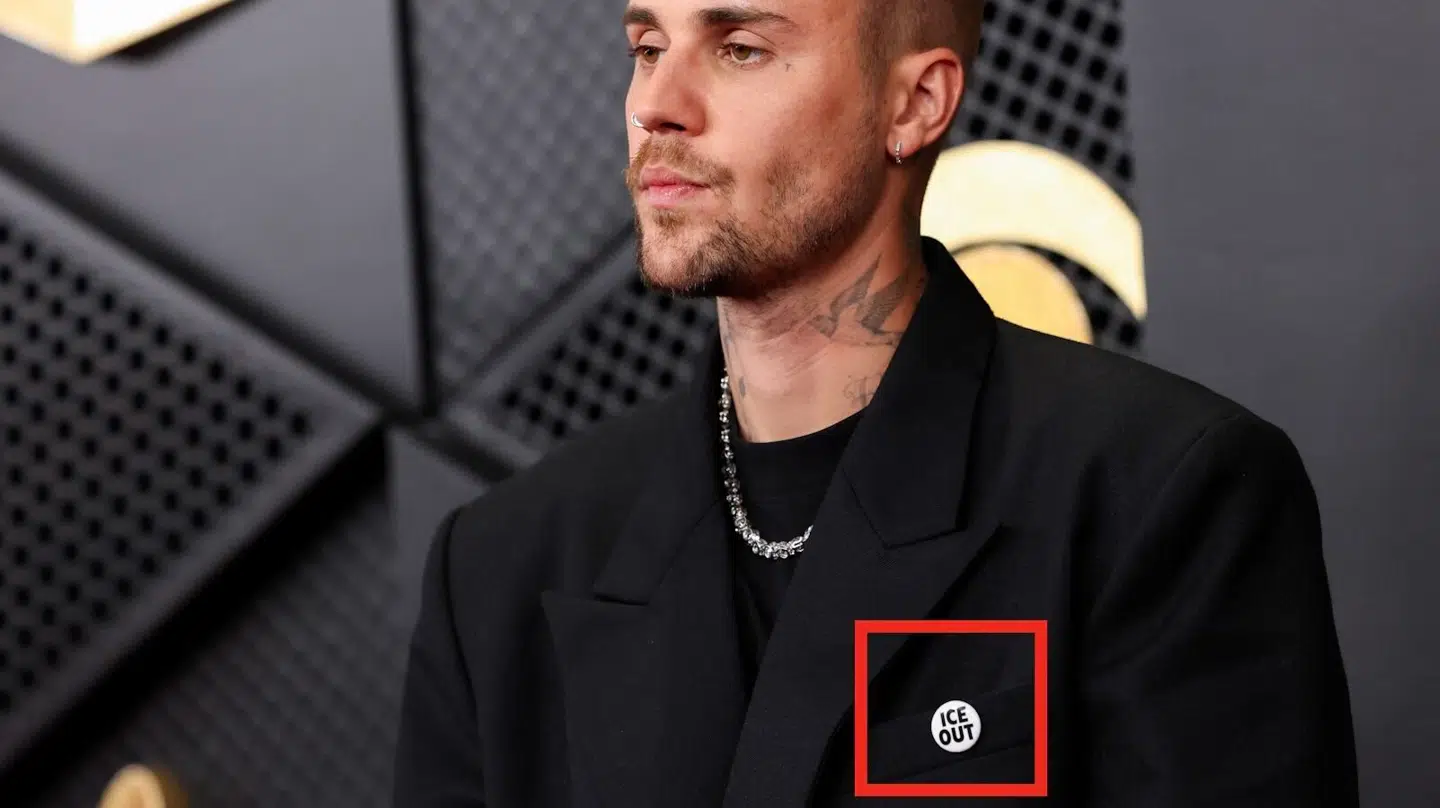 Sangeren Justin Bieber var en af flere kendisser, som søndag dukkede op til årets Grammy-uddeling med en 'ICE OUT'-broche på tøjet. Det er en protest imod immigrationsmyndigheden ICE, som arbejder for at deportere immigranter i USA.
