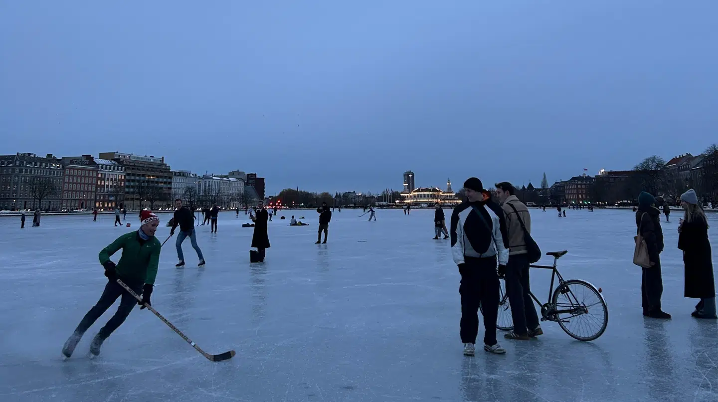Flere har i løbet af den kolde vinter i 2026 bevæget sig ud på frosne søer. For eksempel har københavnere i løbet af januar og februar taget ophold på Peblinge Sø i København, selvom politiet har bedt dem om at lade være.