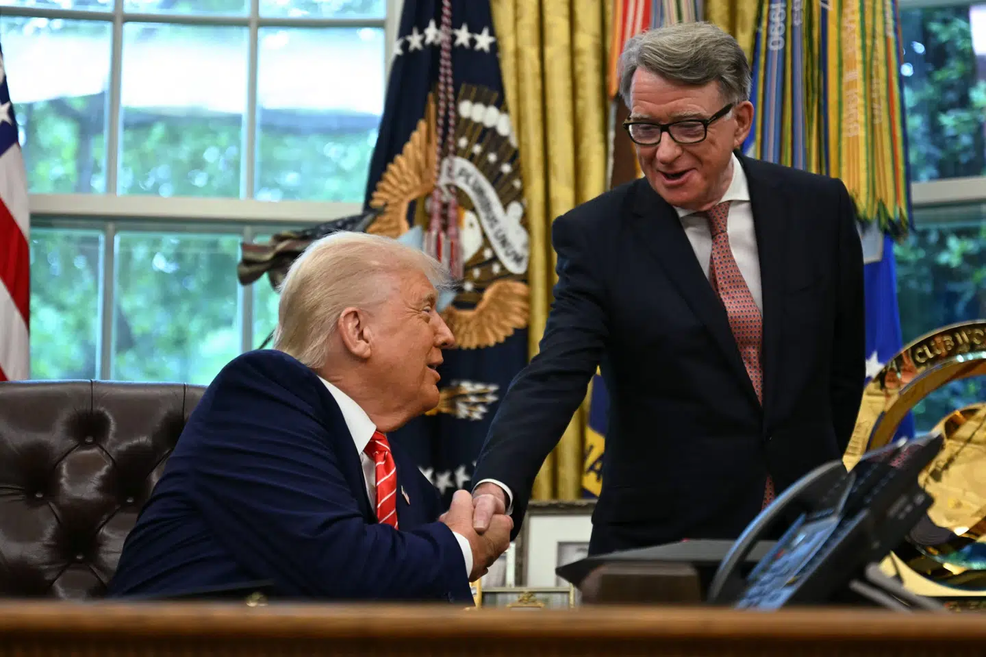 Peter Mandelson var Storbritanniens ambassadør i USA, indtil den britiske premierminister, Keir Starmer, fyrede ham sidste år for at have forbindelser til den afdøde rigmand Jeffrey Epstein. Her ses Mandelson give hånd til den amerikanske præsident, Donald Trump, den 11. september. (Arkivfoto).