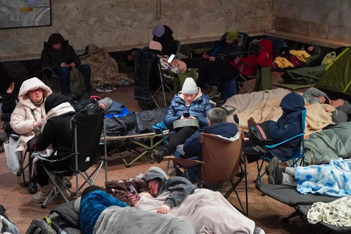 Indbyggere i Kyiv søger i ly på en metrostation i den ukrainske hovedstad efter meldinger om russisk missilangreb natten til tirsdag.