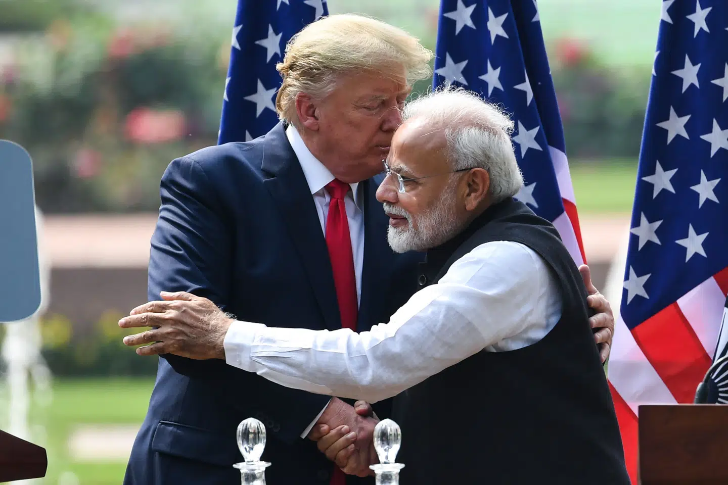 USA og Indiens ledere Trump og Modi har mødt hinanden ved flere lejligheder. Selv påstår Trump, at han har et særligt godt forhold til Modi. De to ledere bliver hyppigt sammenlignet med hinanden grundet deres politiske tilsnit og fokus på at skabe stærke nationer.