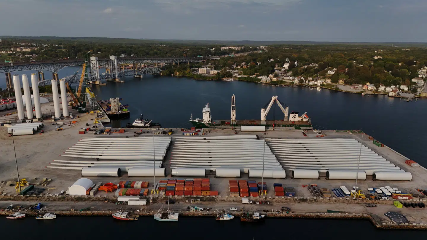 Her ses rotorblade og andre dele til opførelsen af havvindmølleparken Revolution Wind, samlet på State Pier i New London, Connecticut, den 23. september 2025. Projektet er et fælles samarbejde mellem det danske energiselskab Ørsted og Skyborn Renewables, ligger cirka 24 kilometer ud for Rhode Islands kyst og er 80 pct. færdigt. Alle fundamenter er på plads, og 45 ud af 65 vindmøller er installeret.