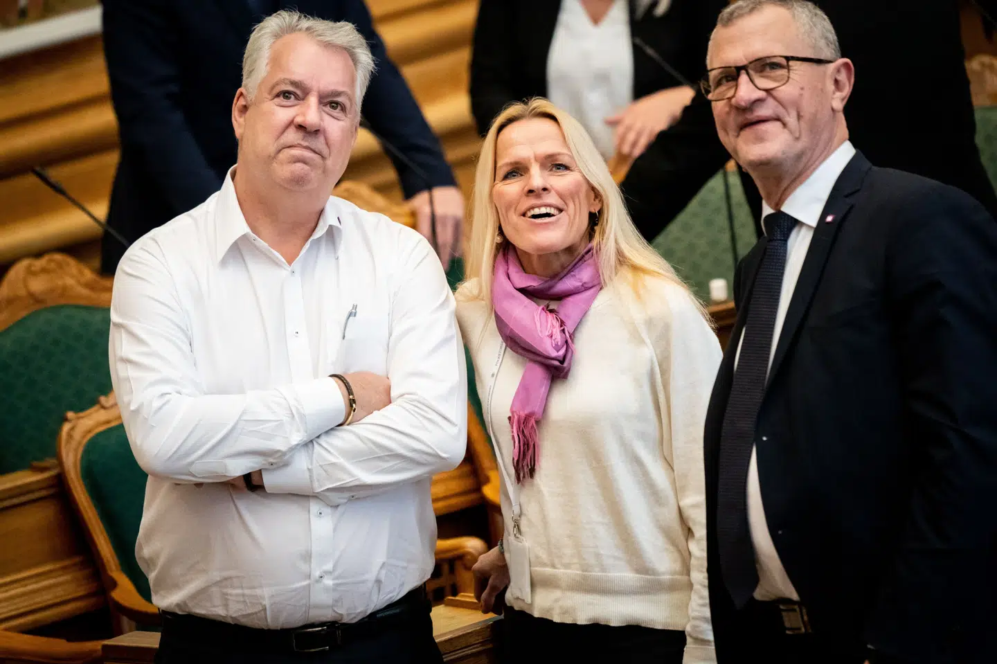 Henrik Frandsen (th.) overtager Mette Kiekgaards (i midten, red.) ministerpost. Her står duoen sammen i Folketingssalen sammen med partifælle Peter Have kort efter 2022-valget.