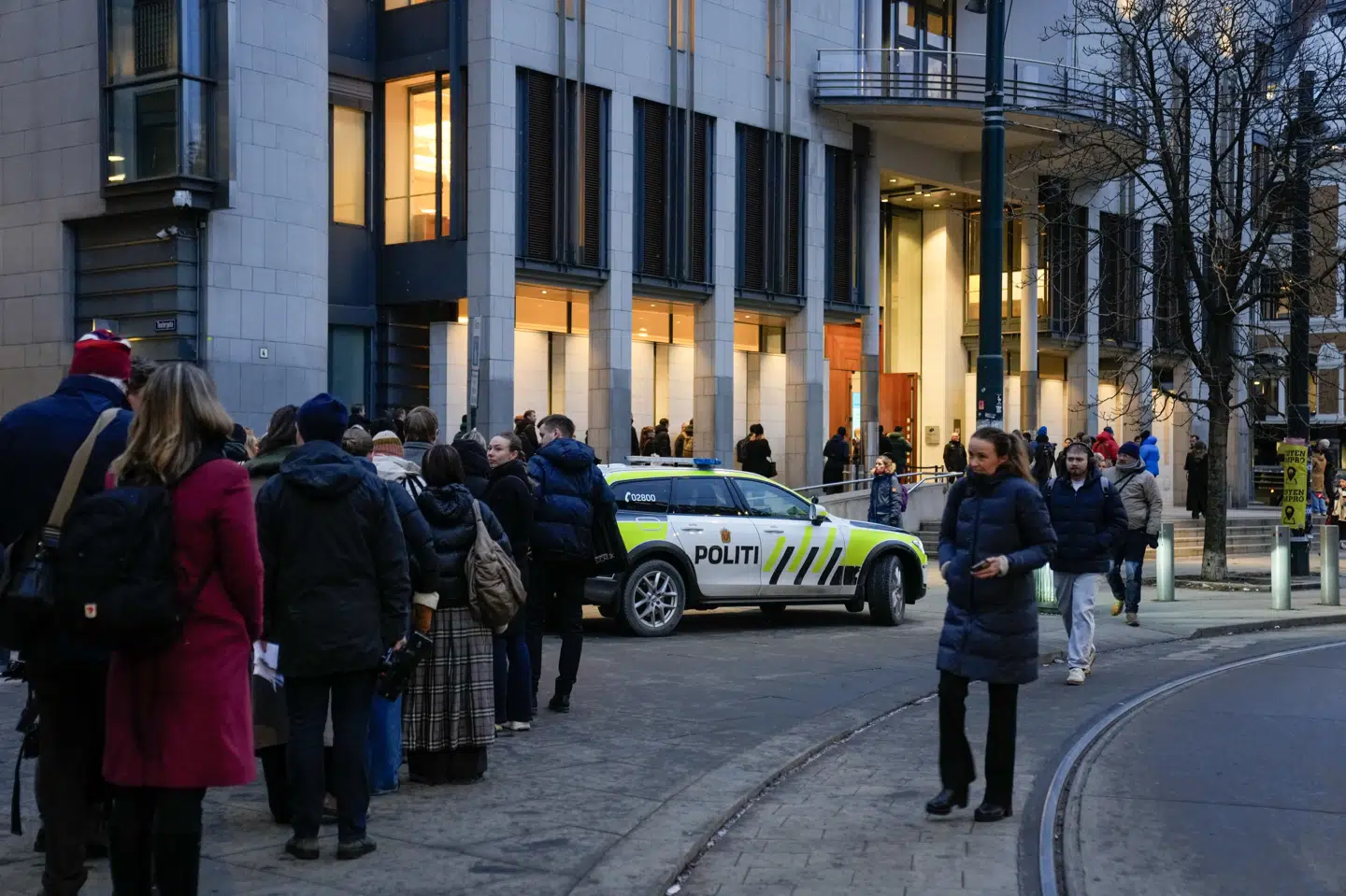 Der er stort fremmøde ved Oslo tinghus tirsdag, hvor første retsdag starter i retssagen mod Marius Borg Høiby.