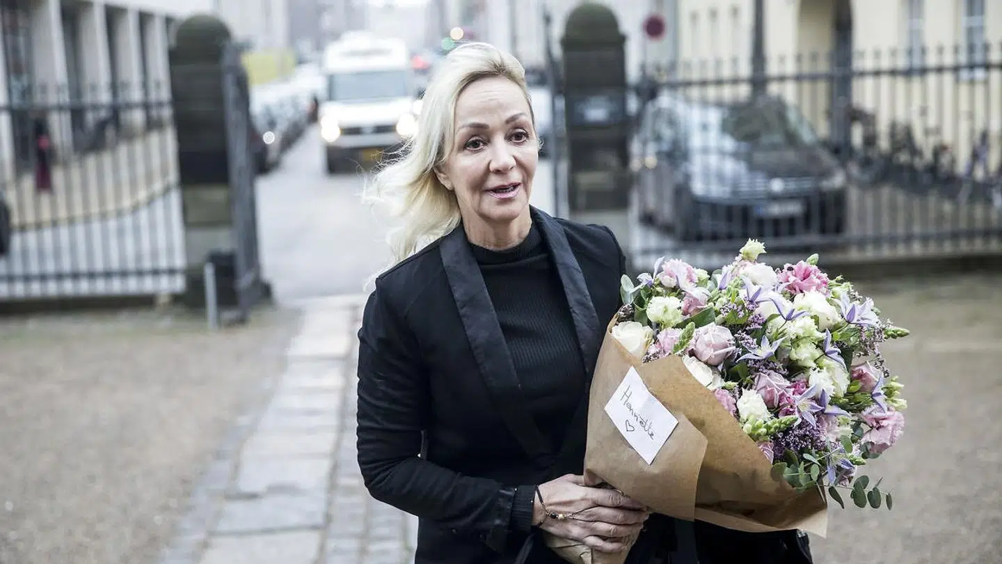 Henriette Zobel bisættes. Charlotte Bircow ankommer