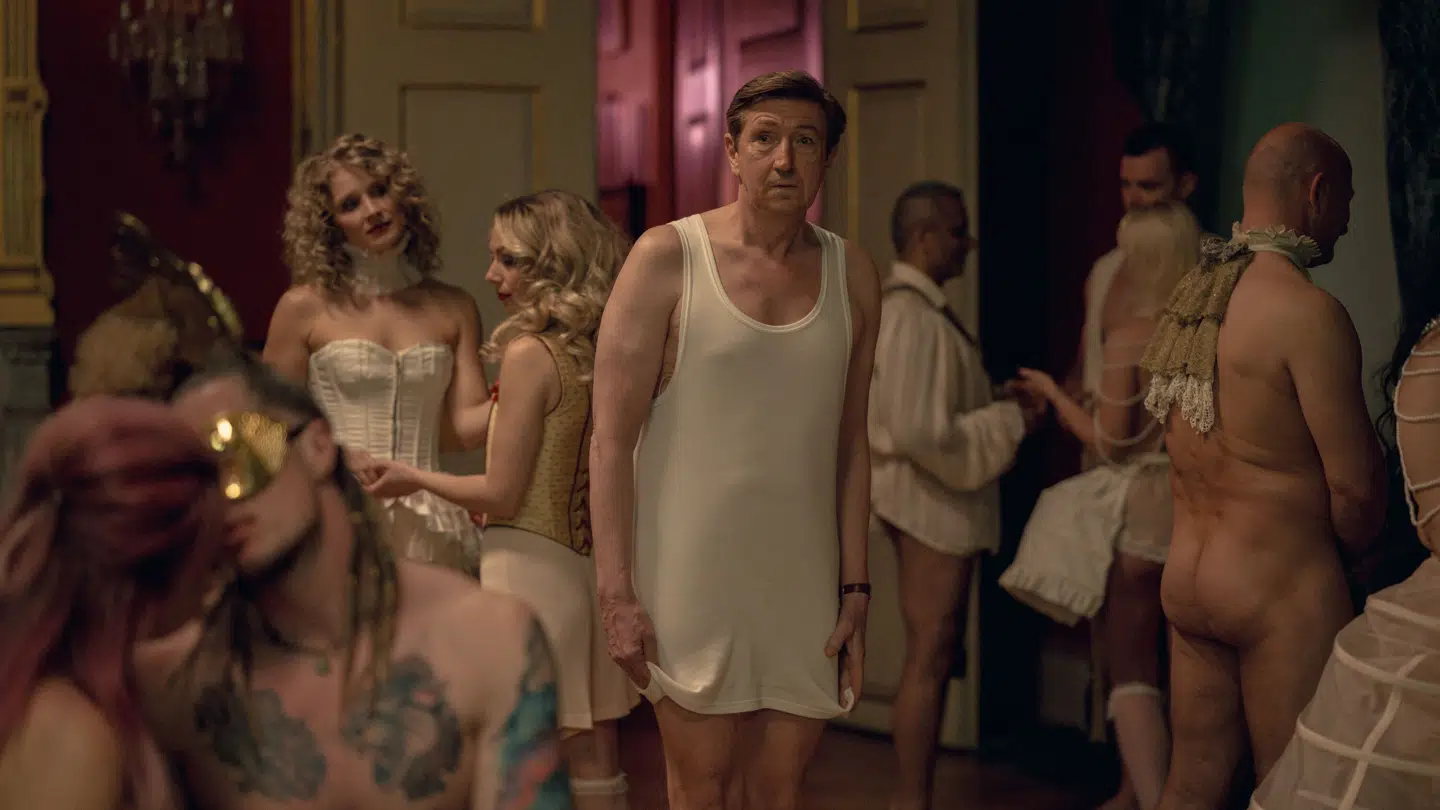 I 'Klassefesten 4' kommer de blandt andet forbi en swingerklub.