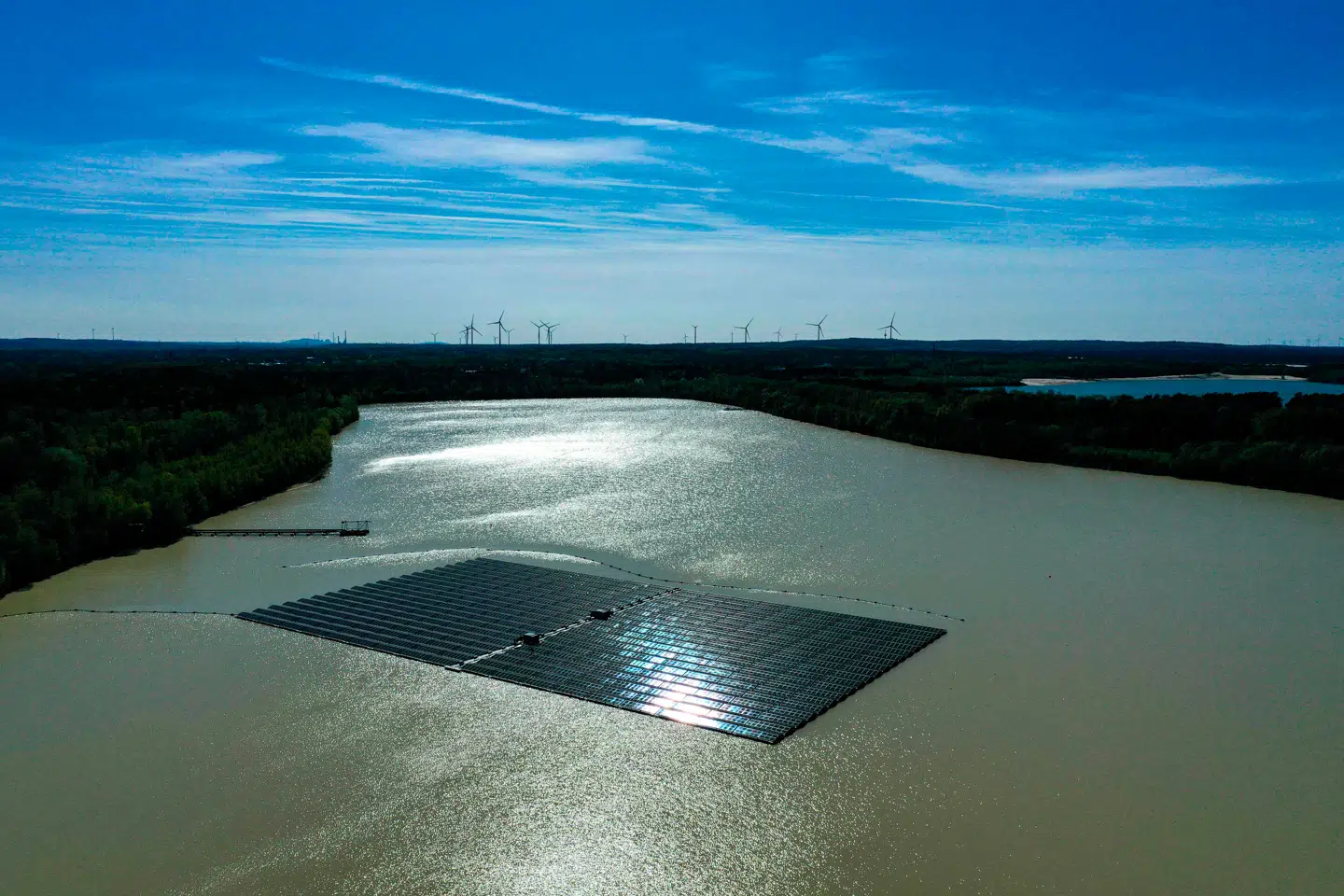 Hvad gør vi, når vind og sol svigter, og vi vil undgå at fyre op i fossile kraftværker? Overalt i verden implementerer man nu en central løsning, også i Danmark. Flydende solcellepark på Silbersee i Tyskland.