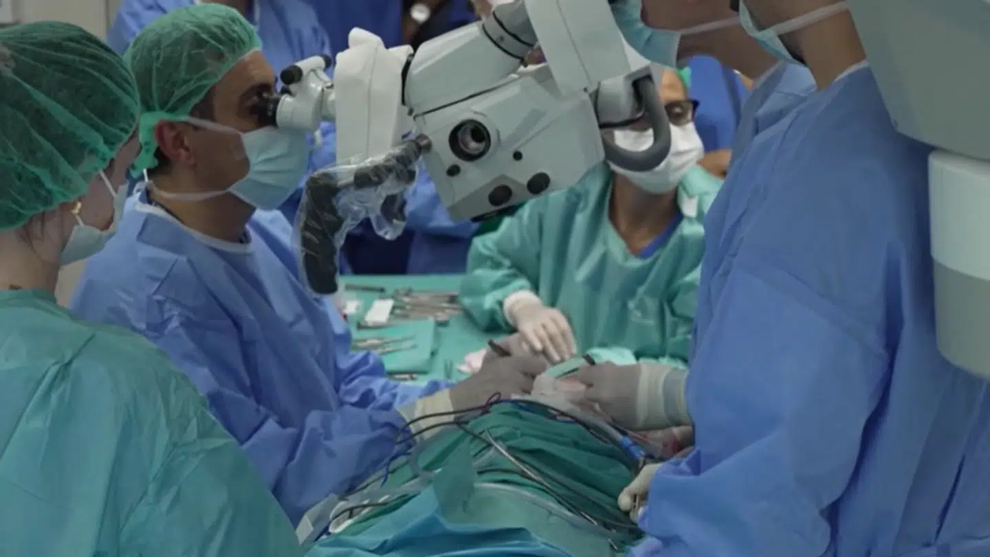 Billedet her stammer fra selve operationen på hospitalet i Barcelona.