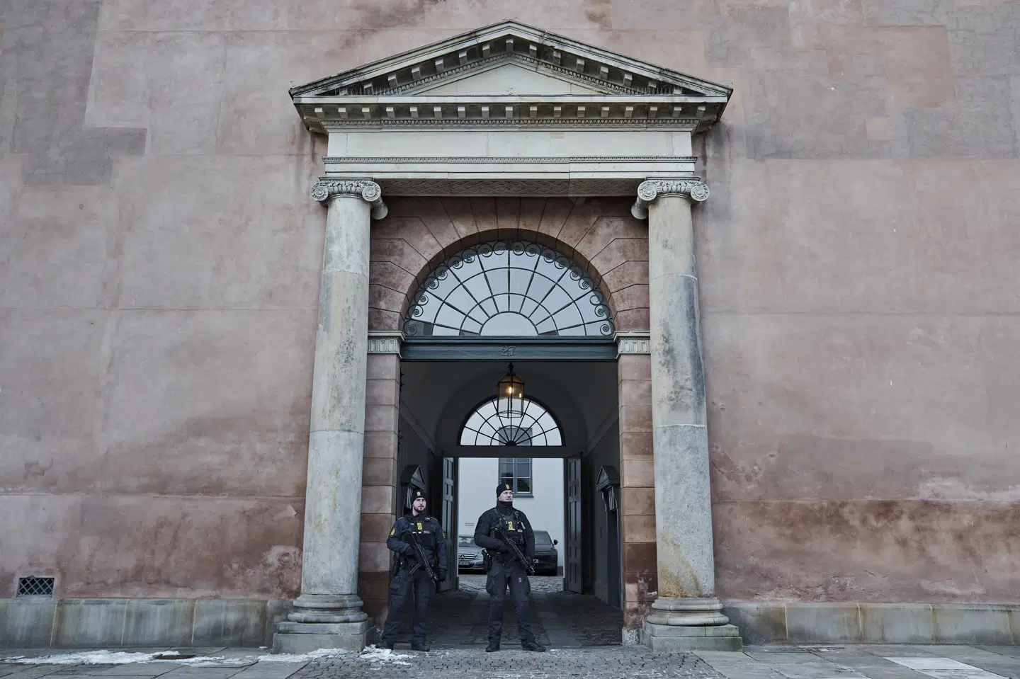 Politiet er på plads foran Københavns Byrets Retssal 60 tirsdag, hvor en terrorsag mod to unge svenskere nærmer sig sin afslutning.