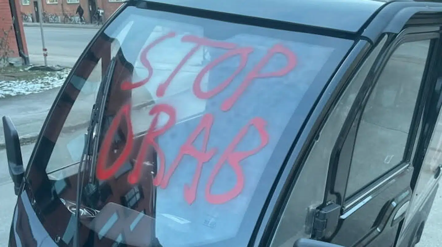 En af slagterbutikkens leveringsknallerter blev for halvanden uge siden udsat for hærværk, mens den stod parkeret foran lærlingens adresse.