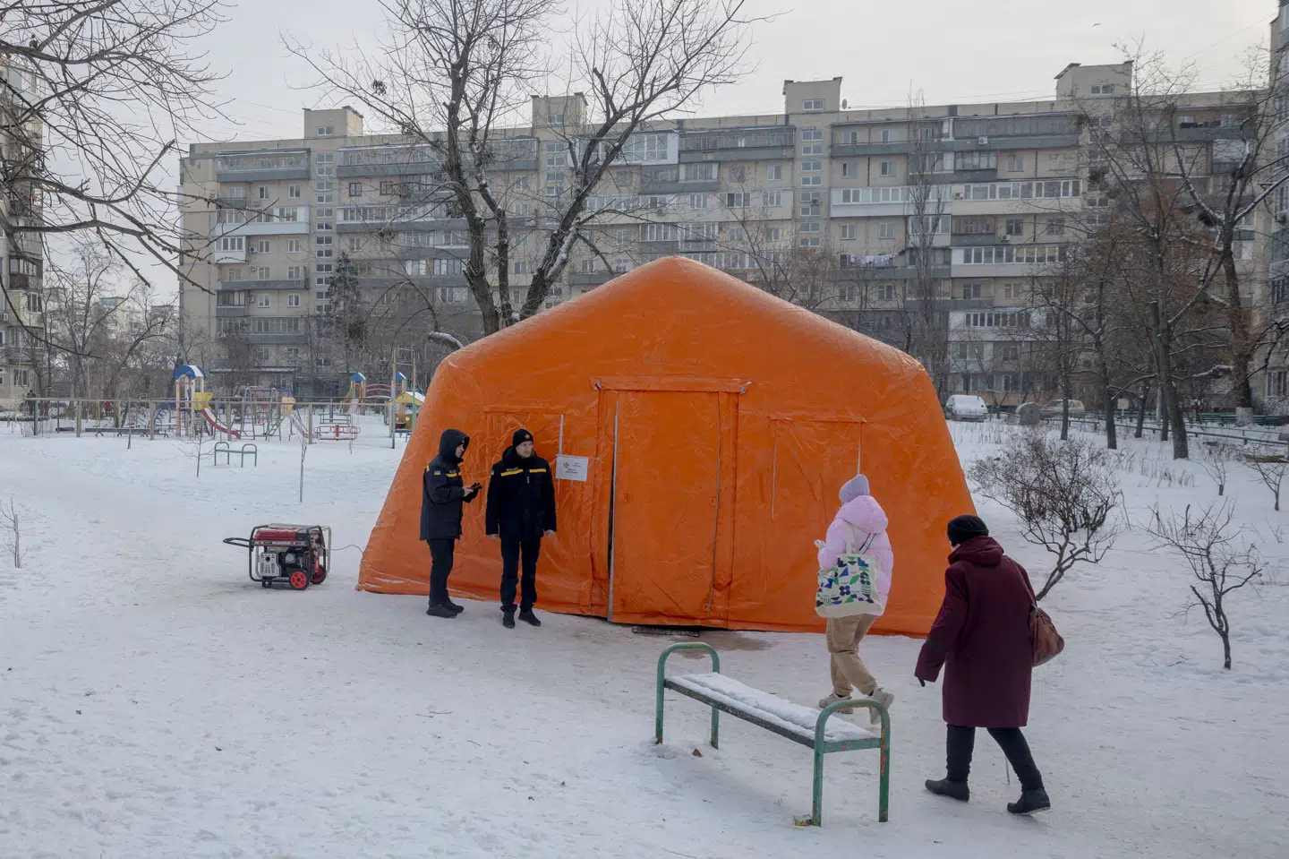 Folk ankommer i frostgrader til et telt for de beboere, som har mistet varmen i deres hjem i Kyiv efter russiske angreb. (Arkivfoto).