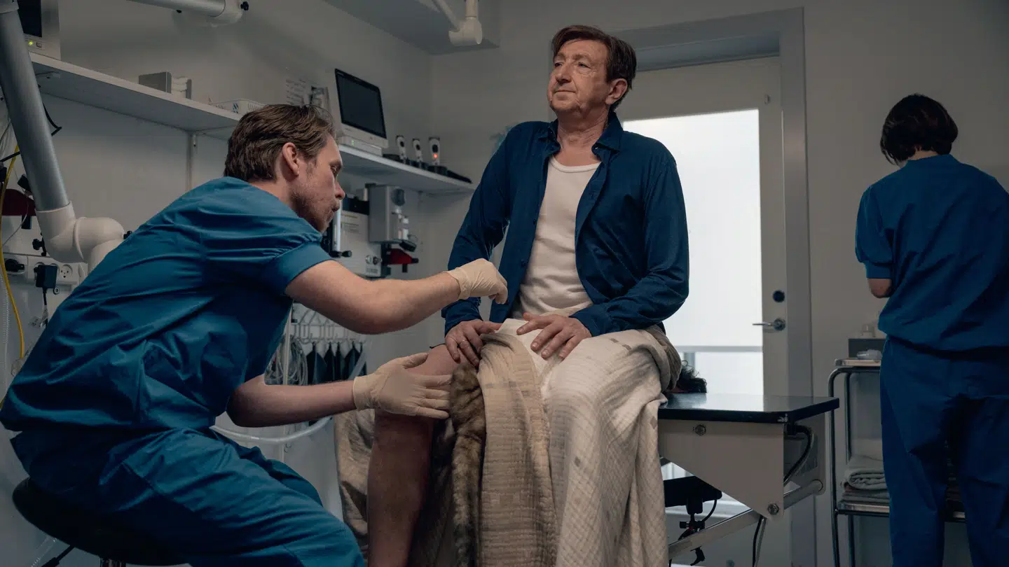 Thue Ersted Rasmussen (Kendt fra 'Sygeplejeskolen') dukker op i rollen som dyrlæge.