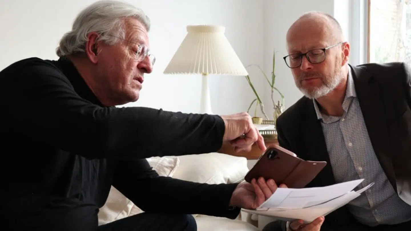 Carl-Johan Howitz (tv), pensioneret advokat, er oprørt over, at Vurderingsstyrelsens fastholder erkendt fejl, der betyder, at hans sommerhus overvurderes.