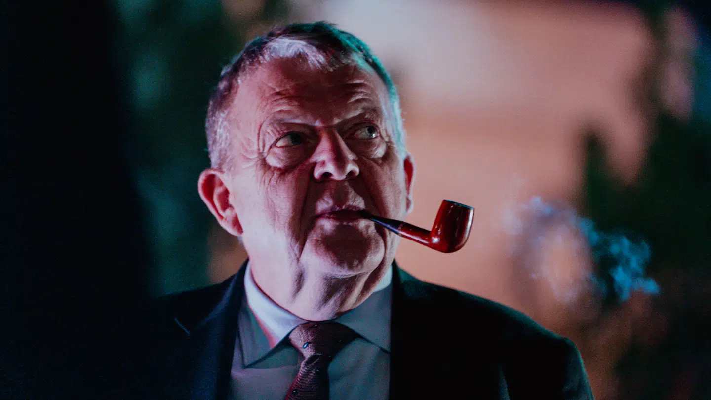 Vi kommer så tæt på Lars Løkke i TV 2s dokumentar, at man som seer føler med ham, da han har glemt sin pibe, skriver Peter Lautrup-Larsen.