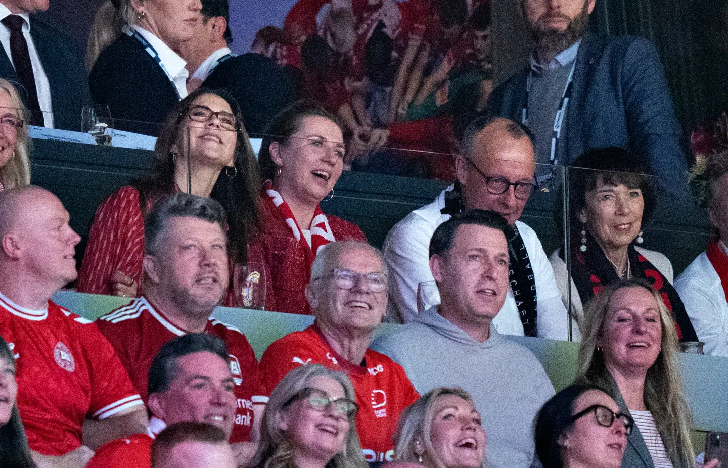 Dronning Mary, statsminister Mette Frederiksen og Tysklands kansler Friedrich Merz overværede finalekampen i herrehåndbold mellem Danmark og Tyskland i Jyske Bank Boxen i Herning.