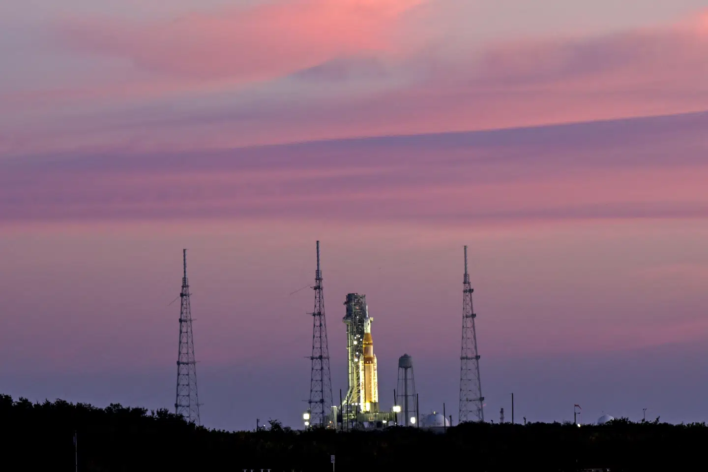 Nasa må udskyde en plan om at sende astronauter rundt om Månen, da testaffyringen tirsdag stødte på problemer. Nu bliver afgang tidligst i marts. Håbet var at kunne gøre det i denne uge.