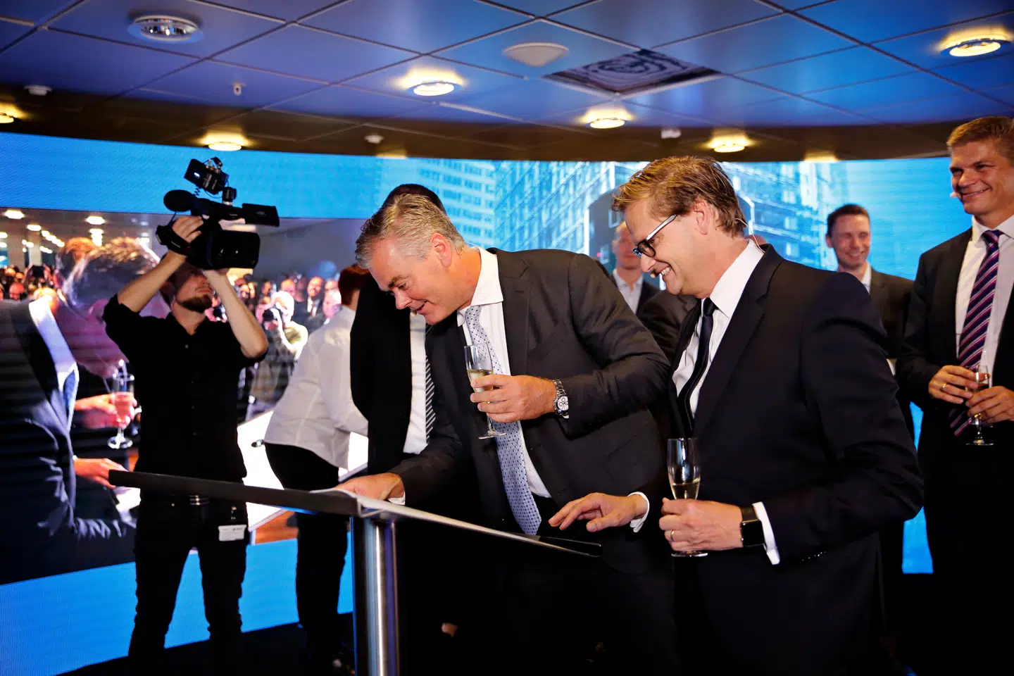 Stor jubel, da Nets-aktien første gang blev handlet i 2016. Til højre glæder Nets-chef Bo Nilsson sig over notering, der værdisatte virksomheden til 30 milliarder kroner.