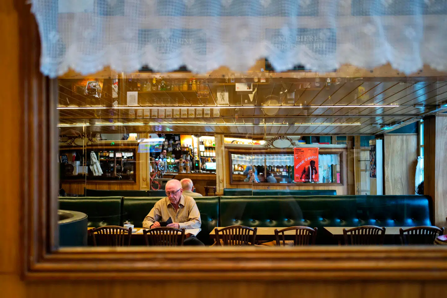 Franskmændene går ikke kun på værtshus – som her i Lyon – for at drikke øl eller kaffe. Ofte får de sig også en snak. Gerne også om politik, og det kan især uden for de store byer aflæses direkte i valgresultaterne, når den lokale bar lukker.