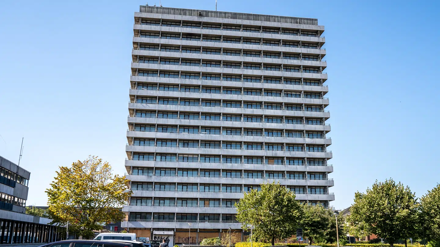 Peder Lykke-højhuset i Urbanplanen på Amager har tårnet med sine grå betonmure siden 1971.