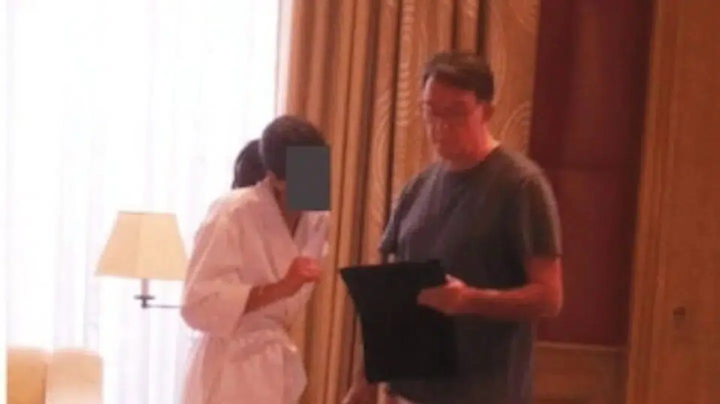 I Epstein-filerne ses Lord Mandelson med en kvinde, hvis ansigt er censureret.