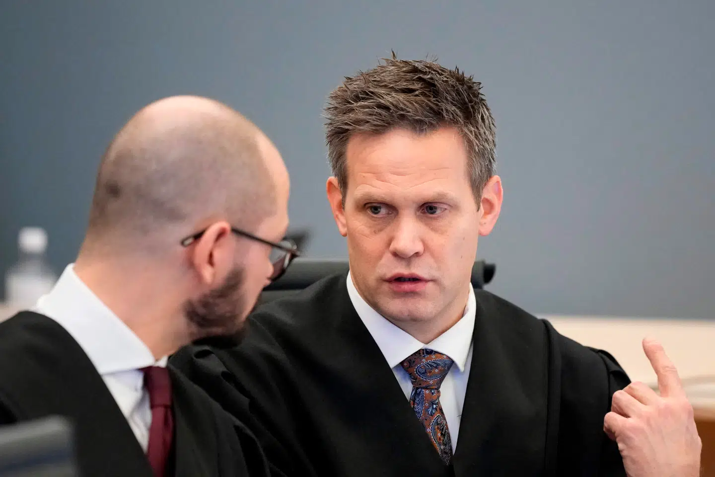 Anklager Andreas Kruszewski (th.) og statsadvokat Sturla Henriksbø (tv.) fører sagen for anklagemyndigheden.