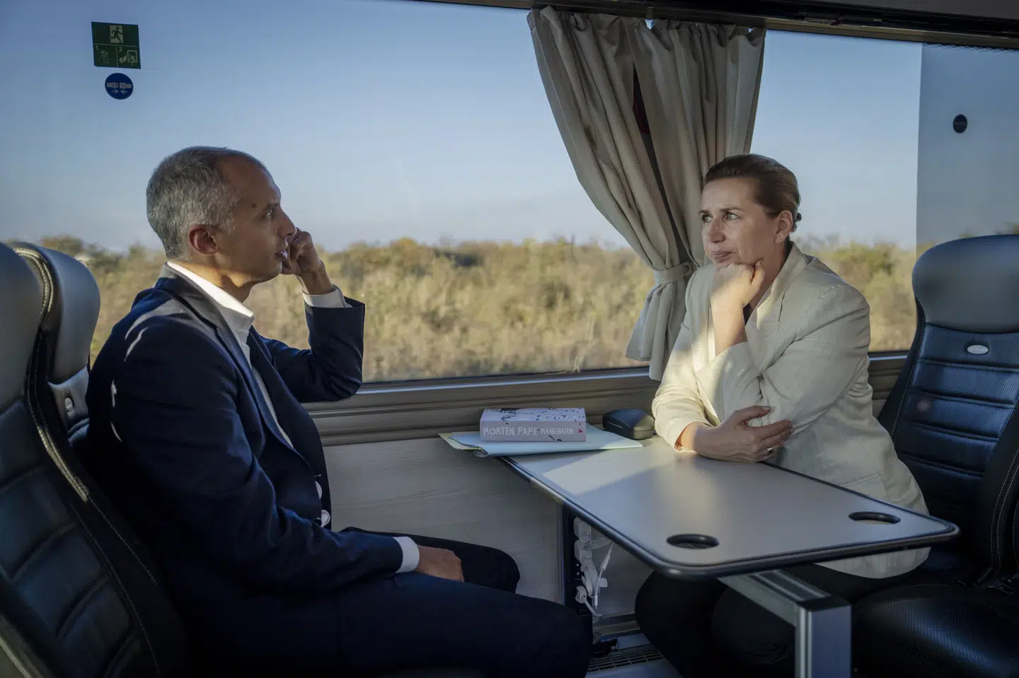 Statsminister Mette Frederiksen (S) og børne- og undervisningsminister Mattias Tesfaye (S) var rundt i Socialdemokratiets valgbus under kommunalvalget i november sidste år. Onsdag holder de et pressemøde om et nyt socialdemokratisk skoleudspil ifølge Politiken. (Arkivfoto).