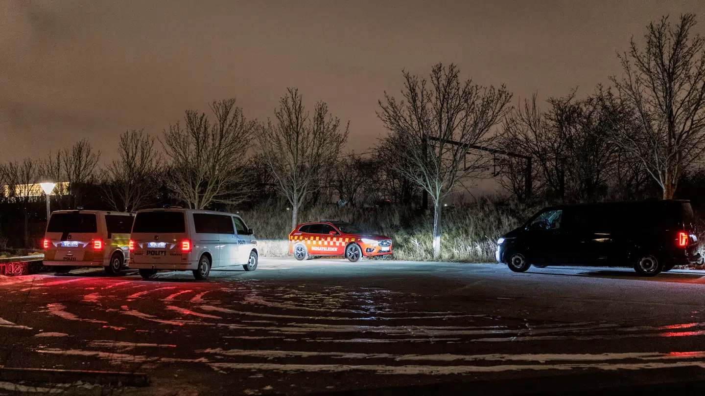 Politiet afsøger området med hunde og droner.