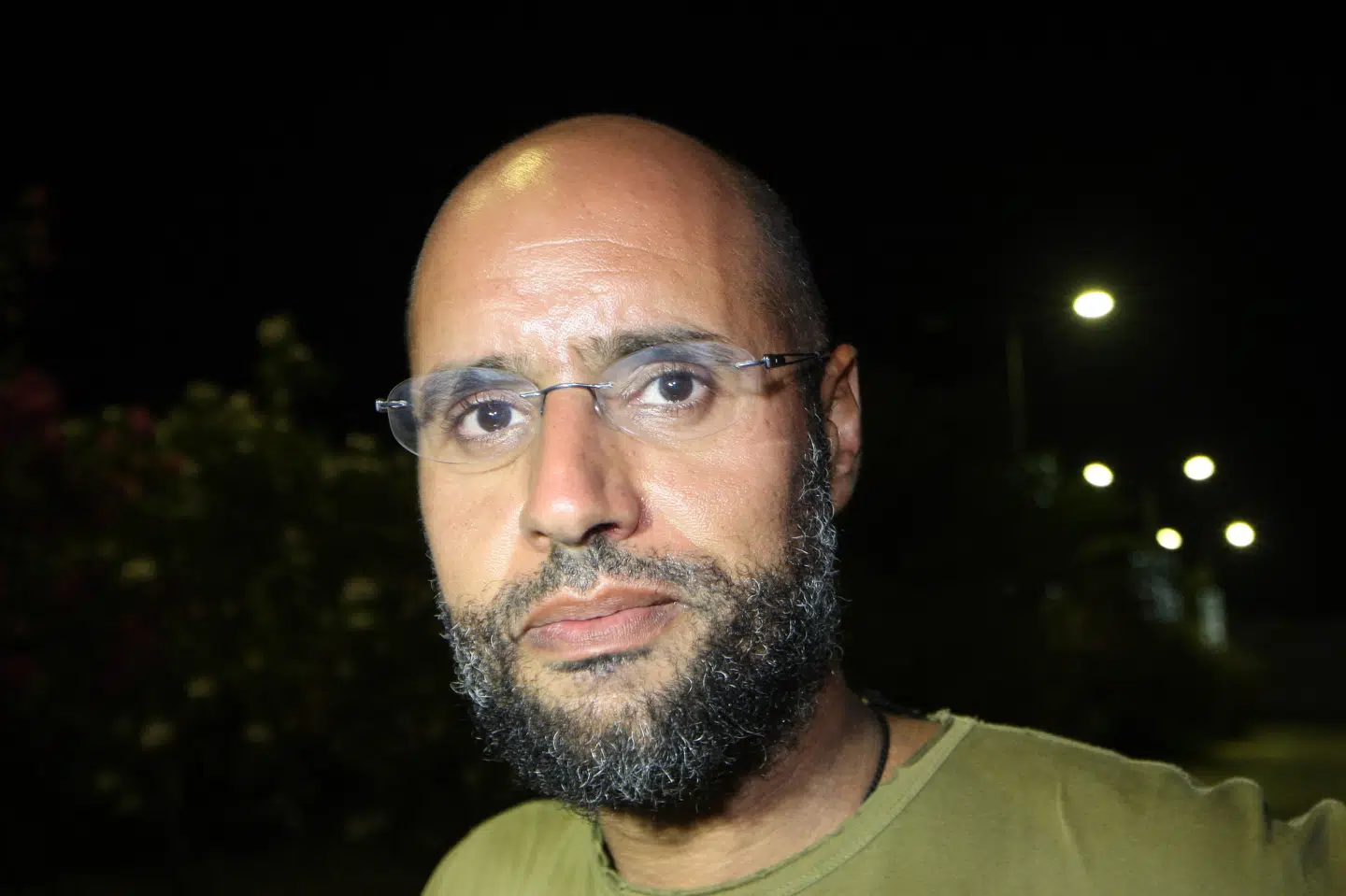 Saif al-Islam blev fotograferet foran sin fars Muammar Gaddafis bolig i 2011. Hans advokat fortæller tirsdag, at han er blevet dræbt. (Arkivfoto).