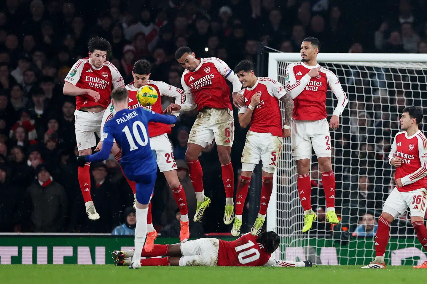 Chelseas Cole Palmer forsøger sig forgæves med et direkte frispark mod Arsenal.
