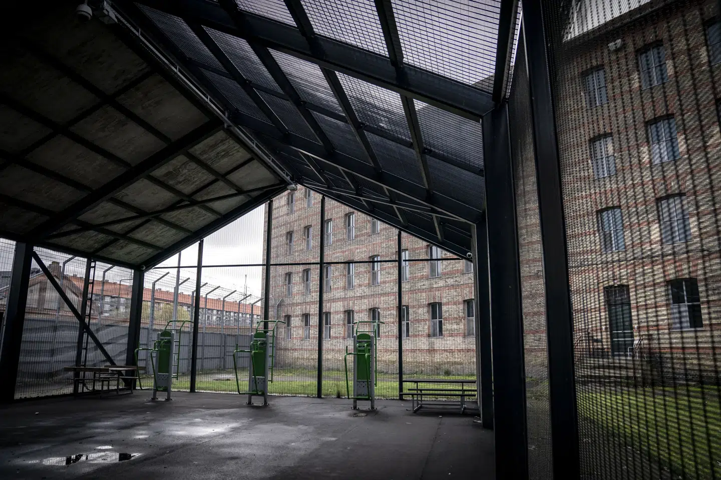 Dømt drabsmand kom ifølge Københavns Politi ud i gården i Vestre Fængsel og kravlede over ydermuren. Han flygtede omkring midnat natten til onsdag. (Arkivfoto).