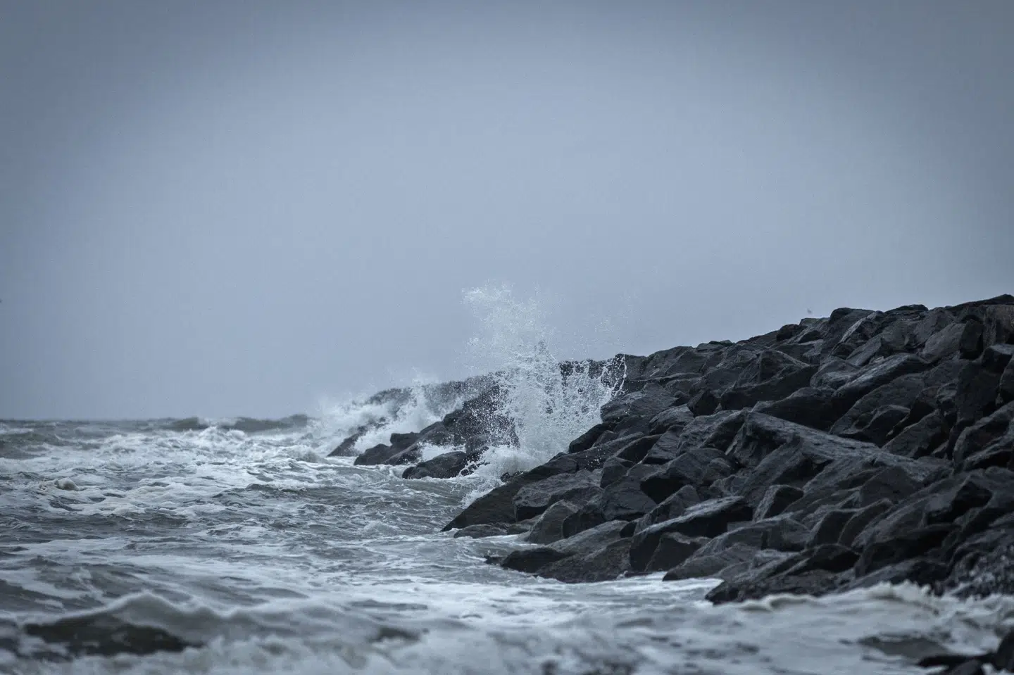 Flere steder i landet betyder hård blæst og høj vandstand, at småfærger har svært ved at sejle deres ruter. (Arkivfoto).