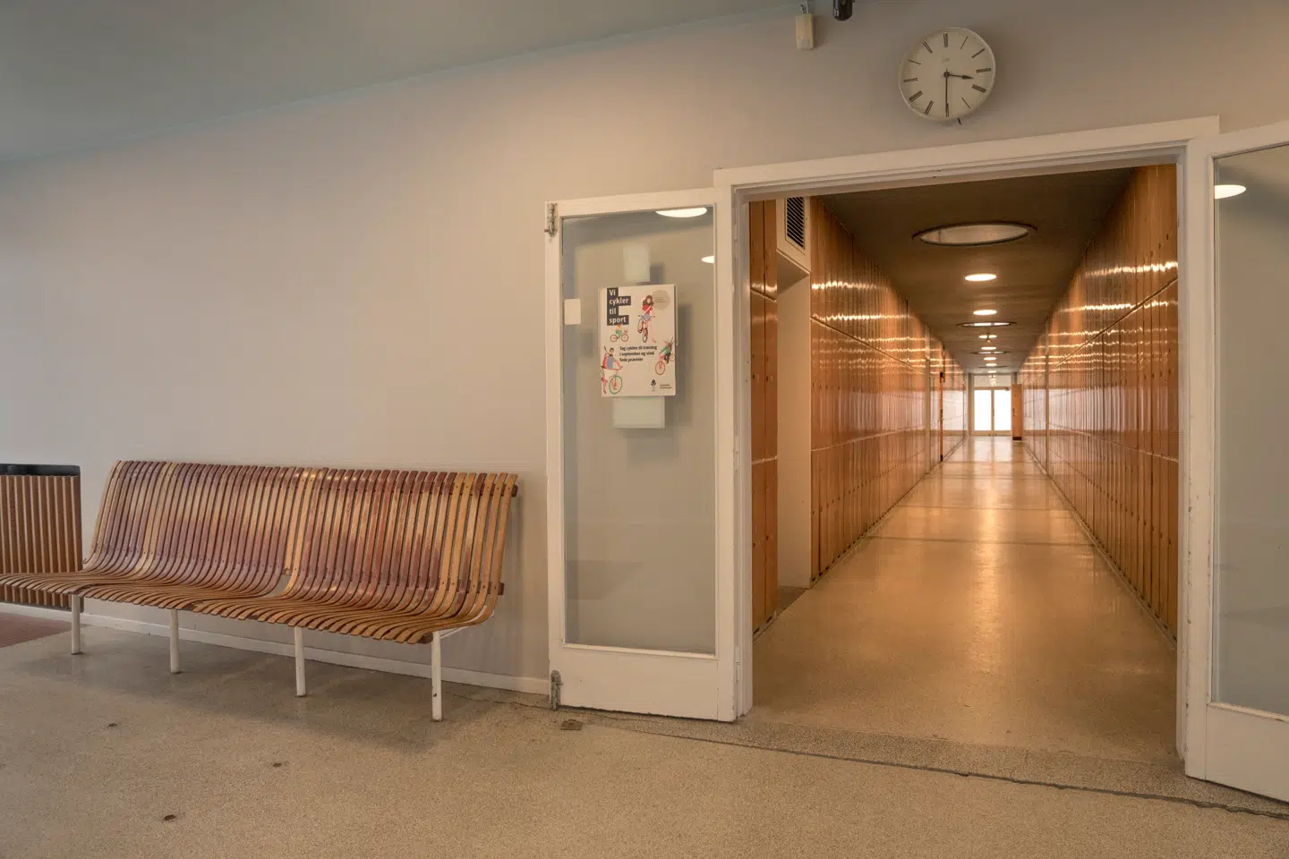 Den krydsfinerforede skabsgang står næsten, som Arne Jacobsen tegnede den.