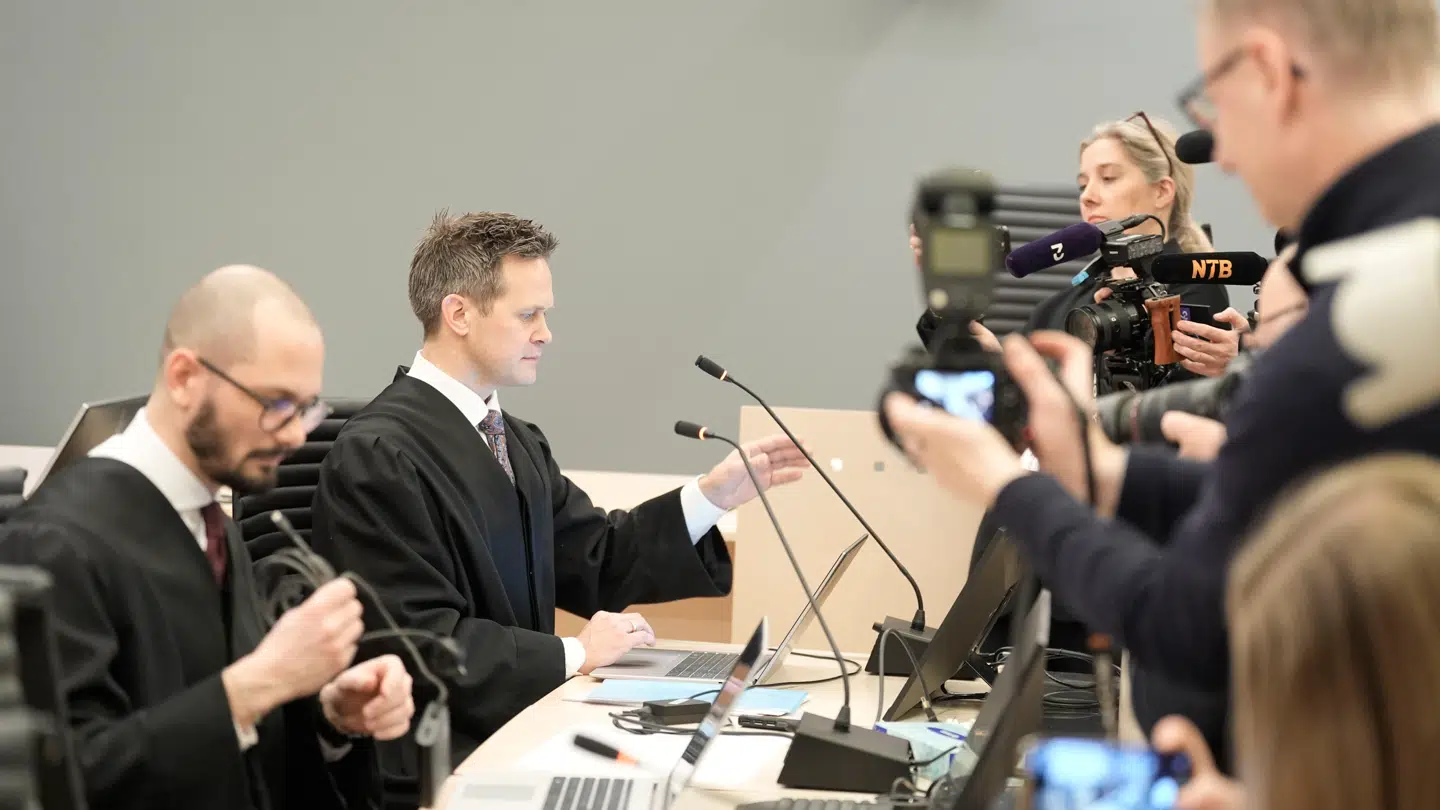 Statsanklager Sturla Henriksbo (th.) og efterforskningsleder Andreas Kruszewski (L) under den første dag af retssagen mod Marius Borg Høiby.