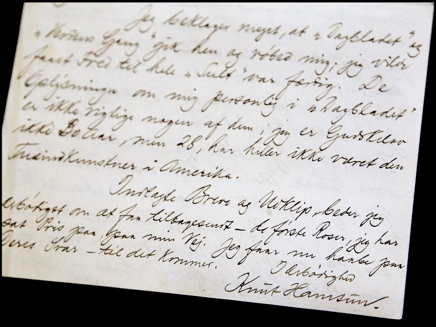 »Mørk energi« er en brevveksling mellem de to pennevenner forfatter Kristina Stoltz og forlagsdirektør Jacob Søndergaard. Brevvekslingen omhandler store spørgsmål om skønlitteraturens vilkår.