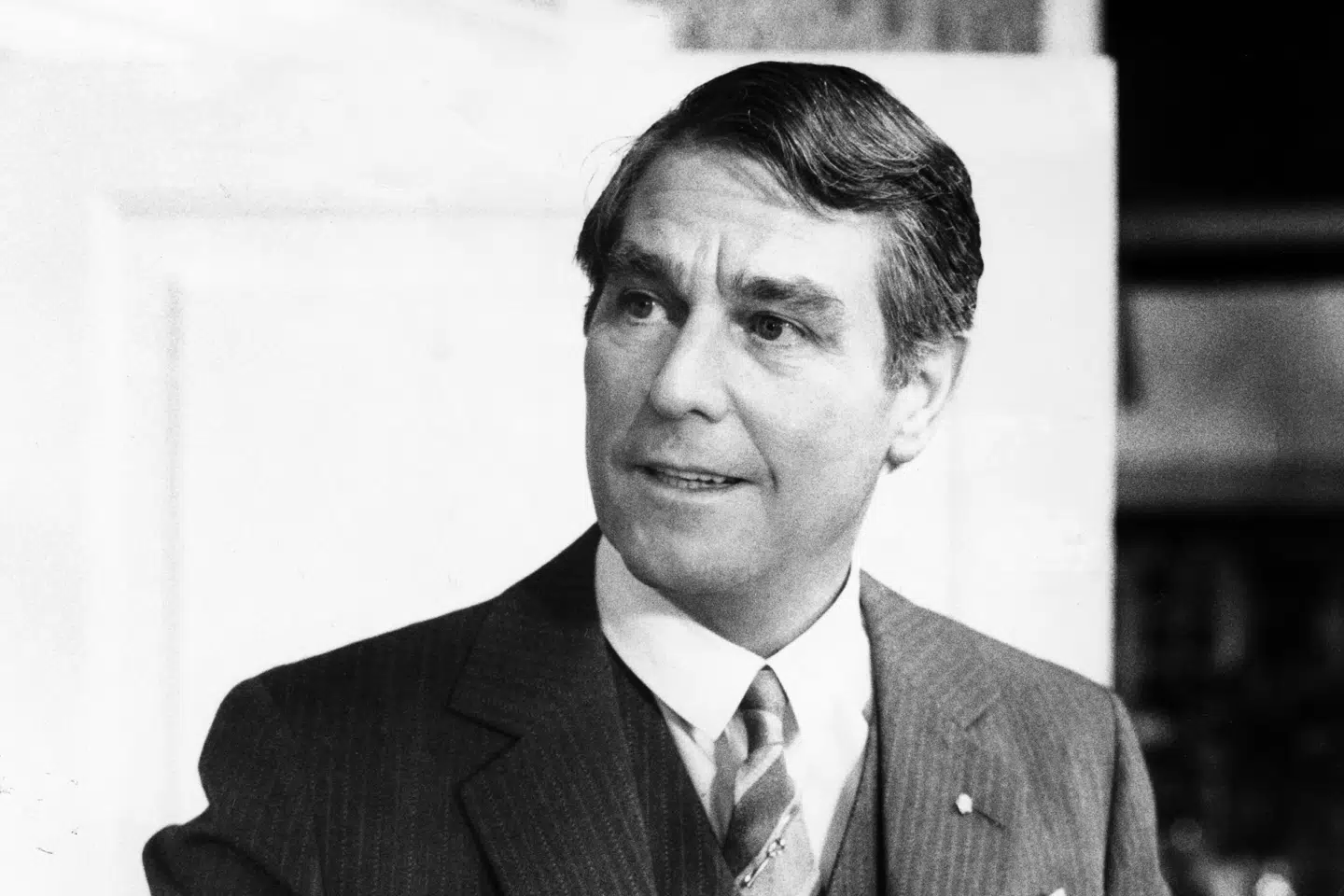 Skuespiller Holger Juul Hansen i rollen som bankdirektør Varnæs i tv-serien "Matador". Nu ryger et af karakterens jakkesæt på auktion. (Arkivfoto).