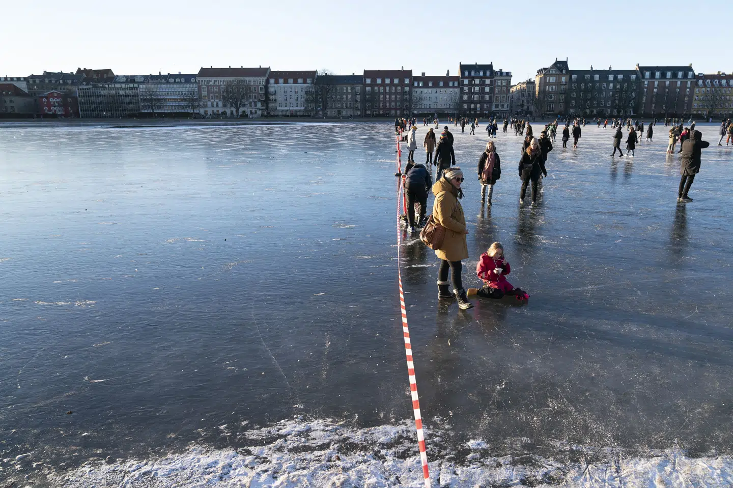 I februar 2021 gik folk på Peblinge Sø i København inden for afgrænsede områder. Onsdag har Københavns Kommune meldt ud, at man igen kan færdes på søen, som ligger centralt i København. (Arkivfoto).